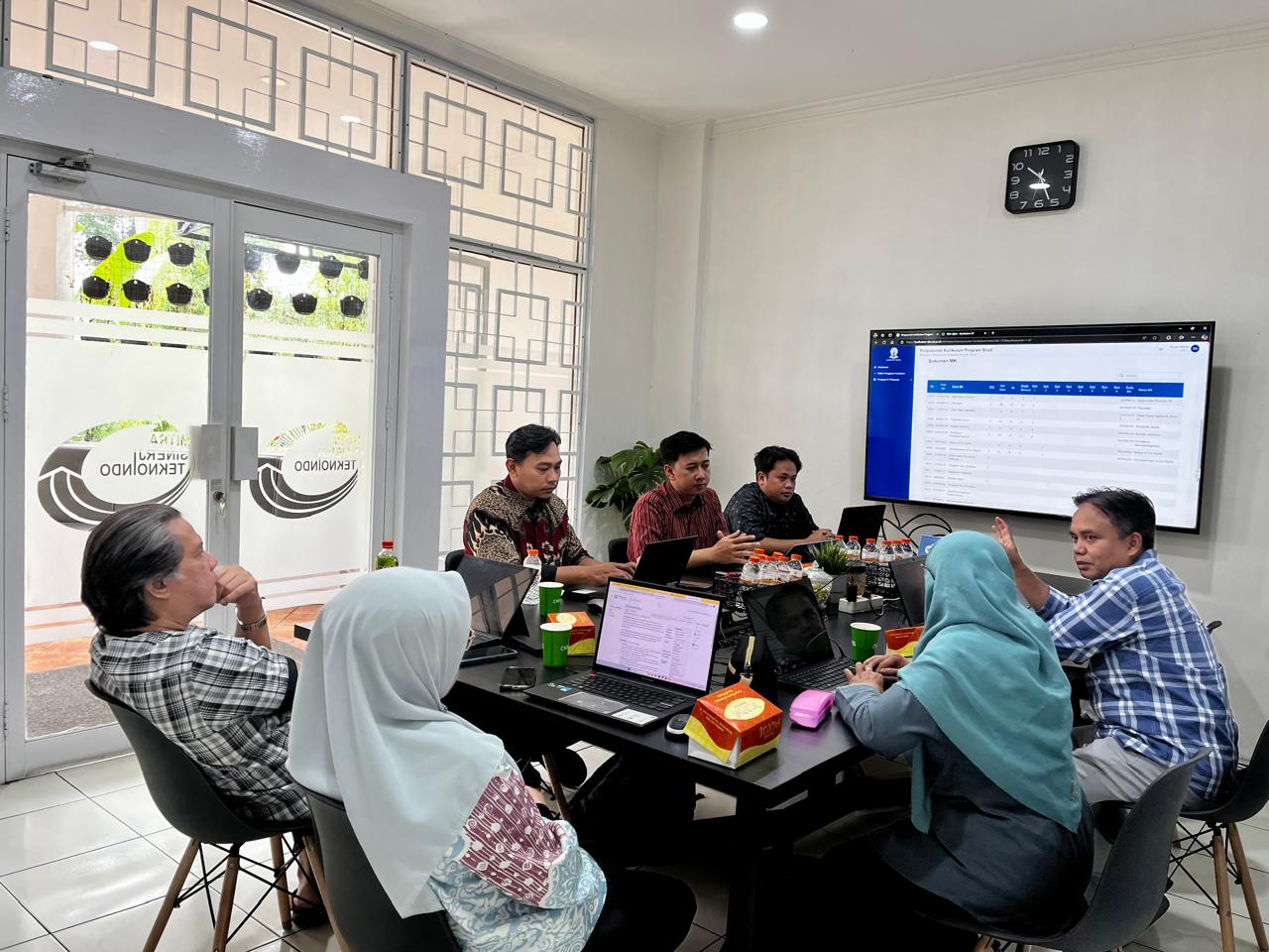 Mengintegrasikan Teknologi dan Pendidikan: Aplikasi Kurikulum Universitas Terbuka untuk Generasi Digital